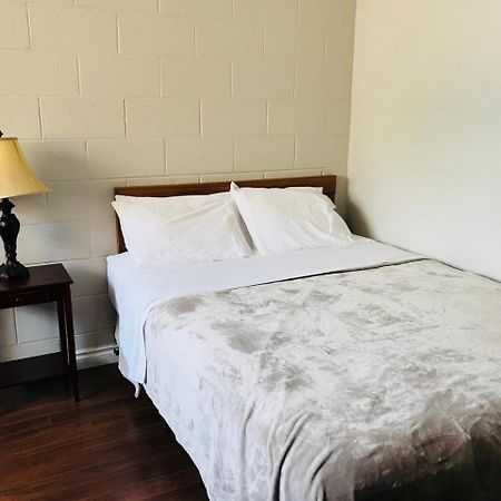 Manitou Motor Inn Bagian luar foto