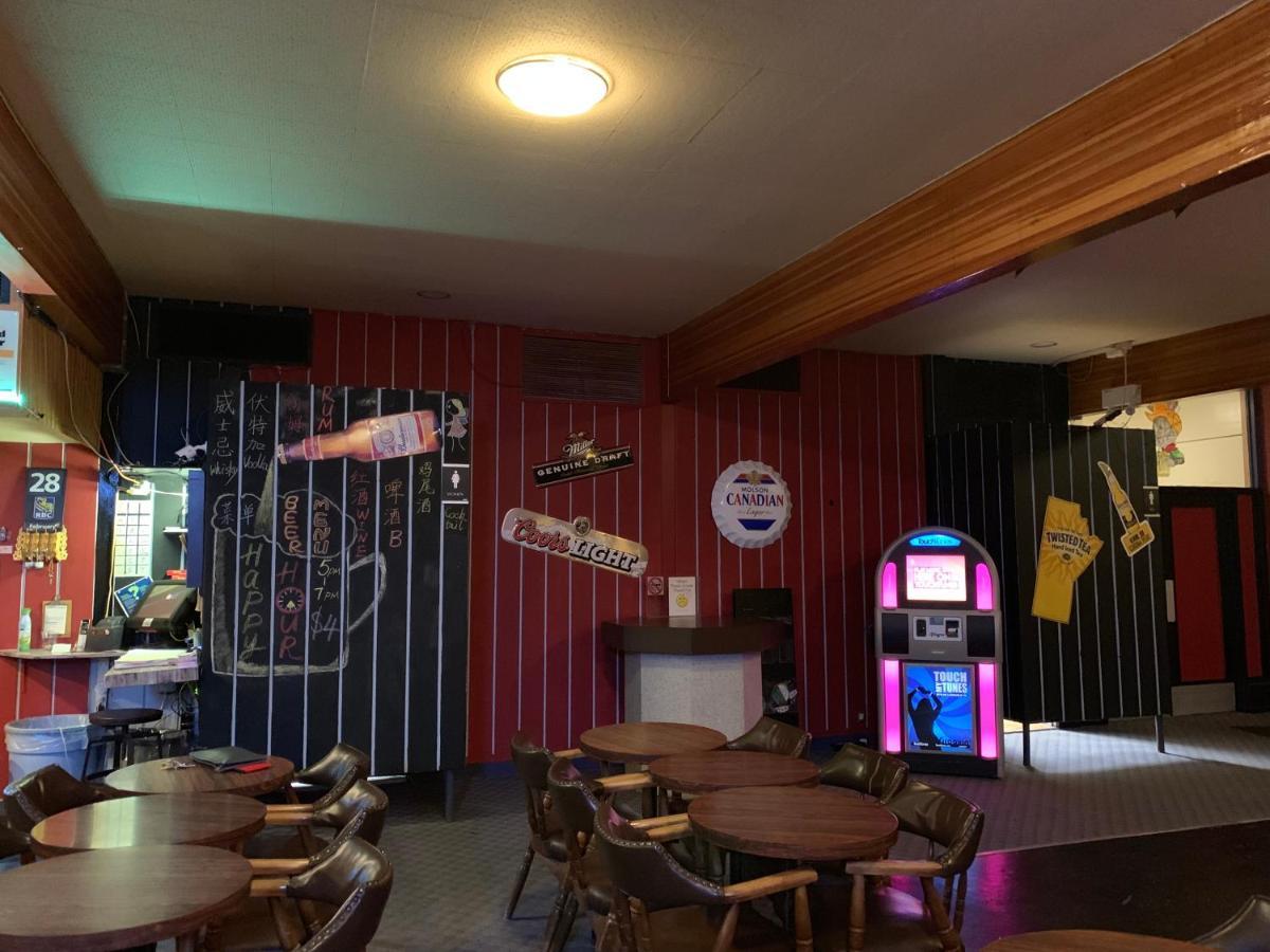 Manitou Motor Inn Bagian luar foto