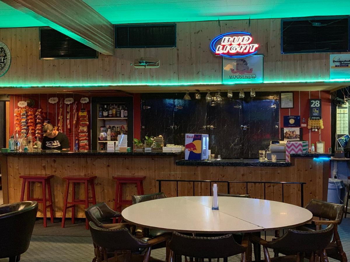 Manitou Motor Inn Bagian luar foto