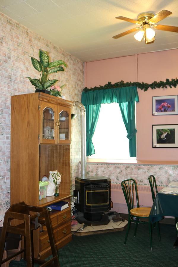 Manitou Motor Inn Bagian luar foto