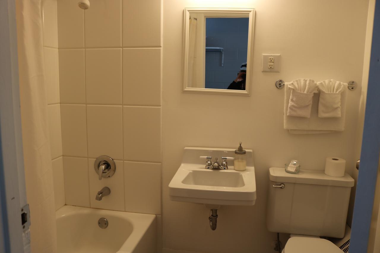 Manitou Motor Inn Bagian luar foto