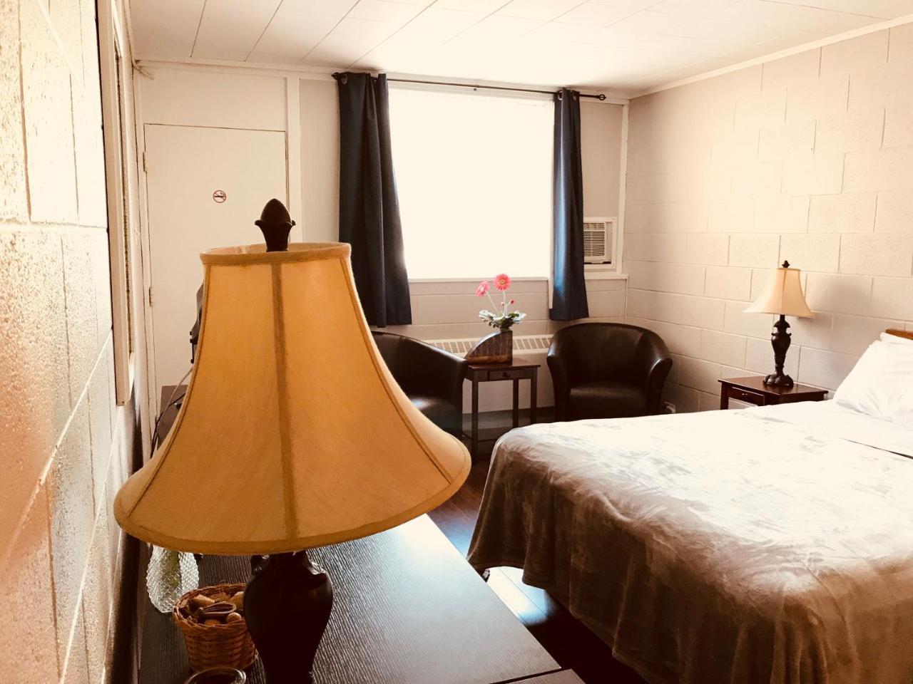 Manitou Motor Inn Bagian luar foto