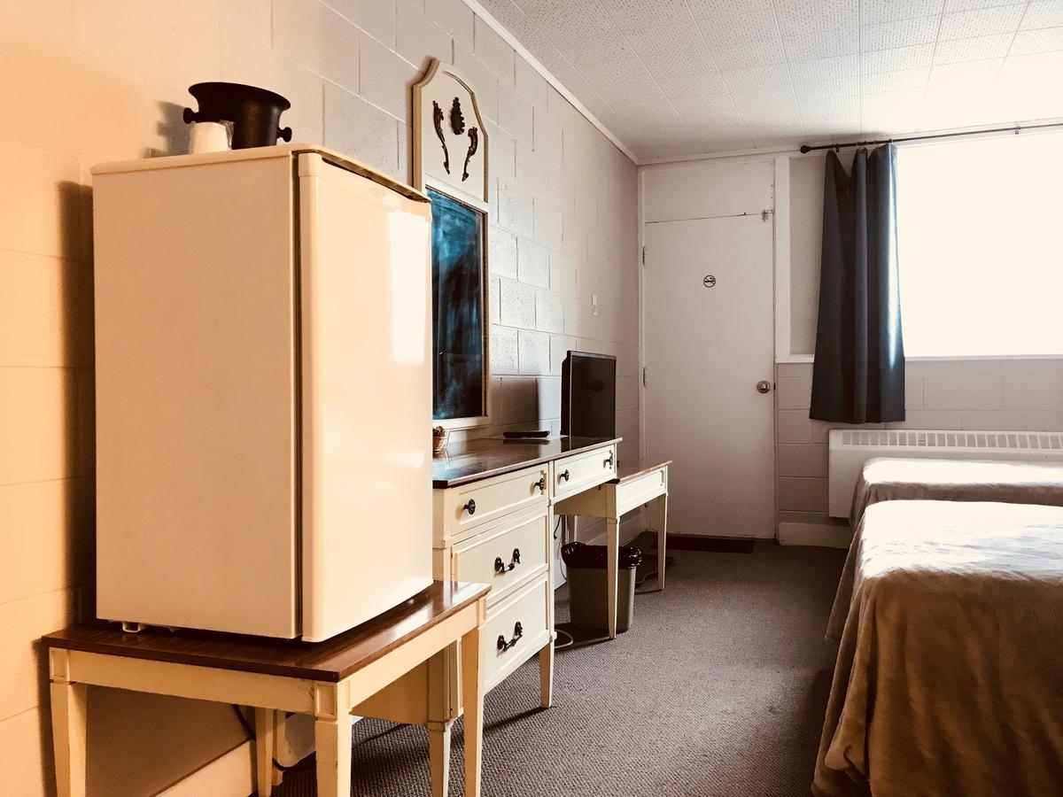 Manitou Motor Inn Bagian luar foto