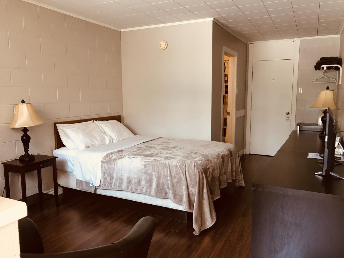 Manitou Motor Inn Bagian luar foto