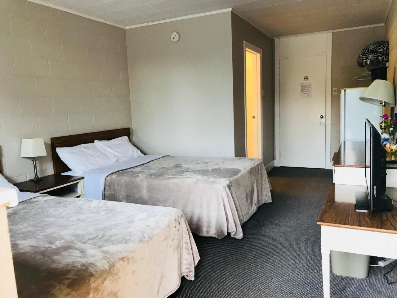 Manitou Motor Inn Bagian luar foto